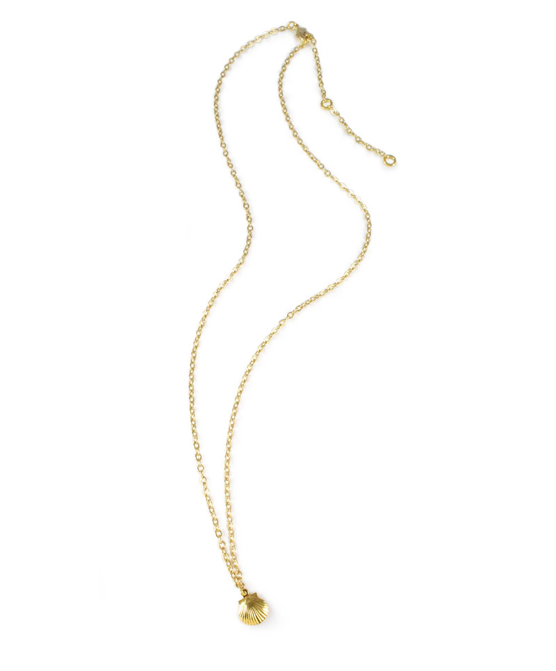 Short gold seashell necklace