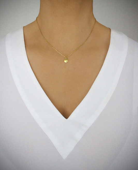 Short gold seashell necklace