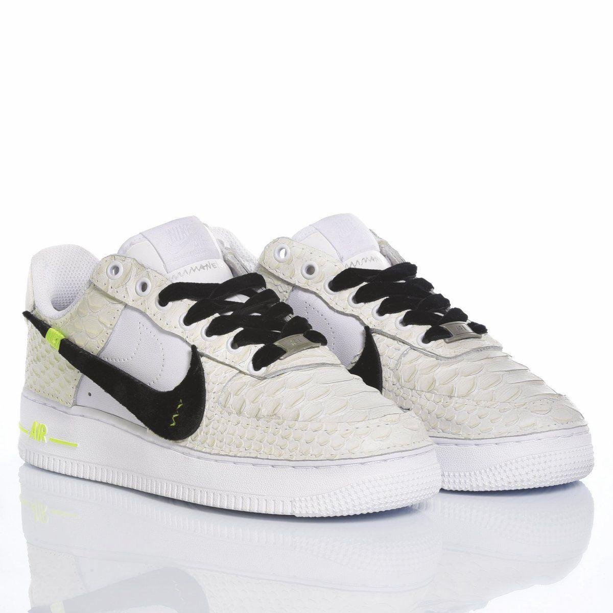 NIKE WHITE SNEAKERS - DIVINE